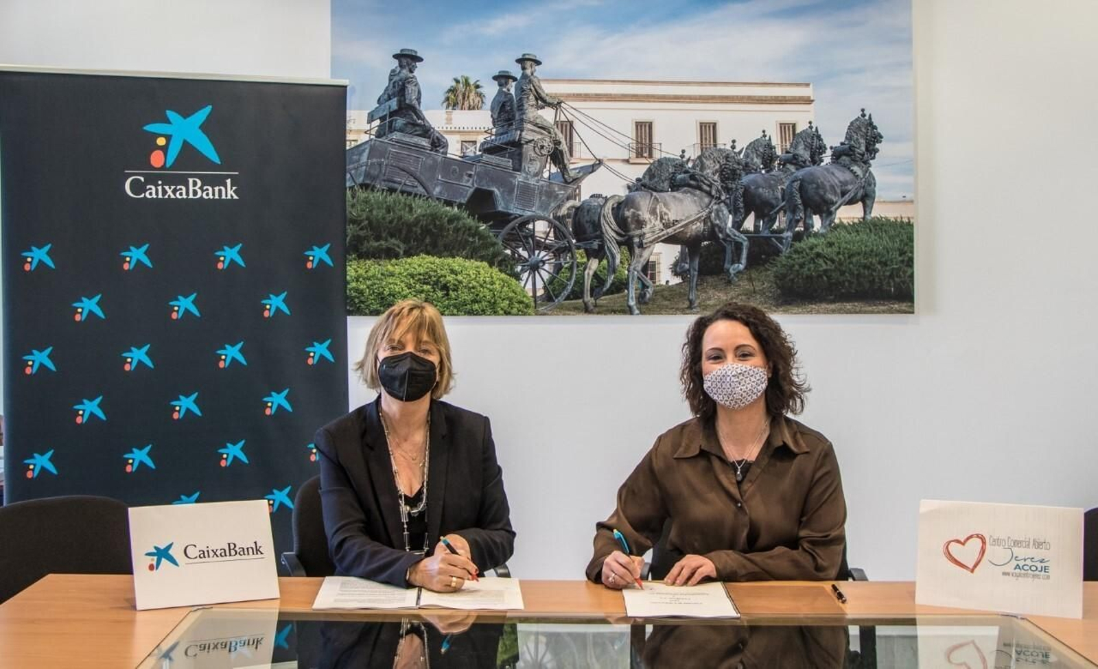 María Jesús Catalá, directora territorial de CaixaBank en Andalucía Occidental y Extremadura, y Nela García, presidenta de Acoje, durante la firma del acuerdo de colaboración.