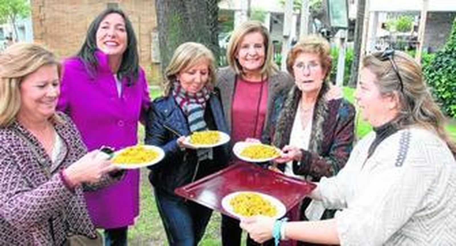 Loles López y Fátima Báñez compartieron ayer una paella en el cierre de campaña con militantes y simpatizantes del partido.