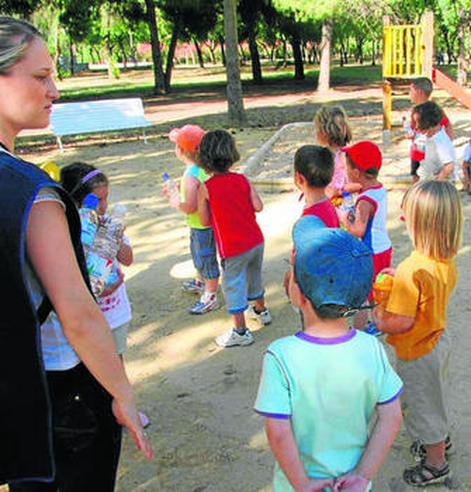 Un grupo de niños se divierten en una escuela de verano.