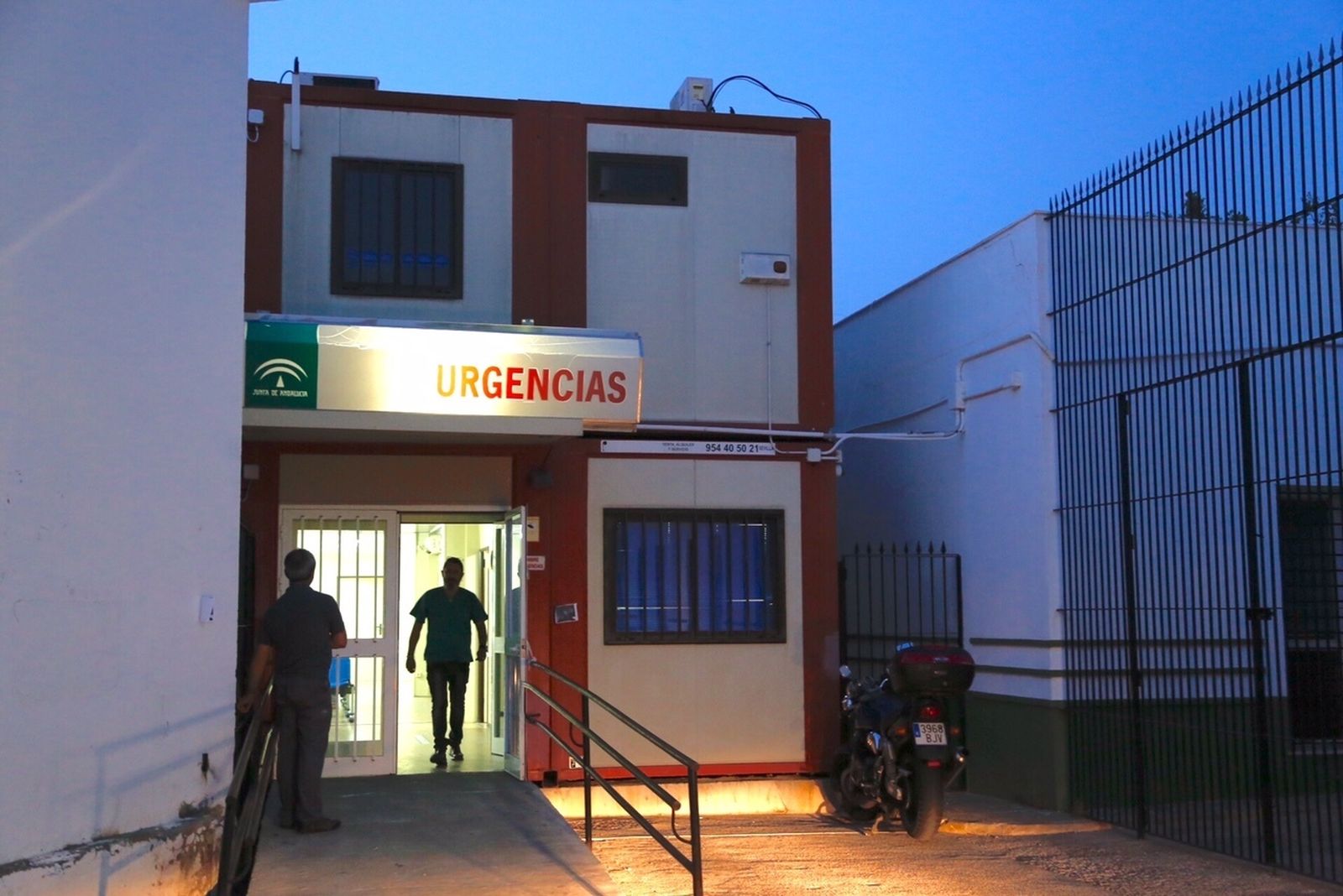 Dos personas entran en días pasados en las Urgencias de La Granja, que se trasladarán en breve a La Milagrosa.