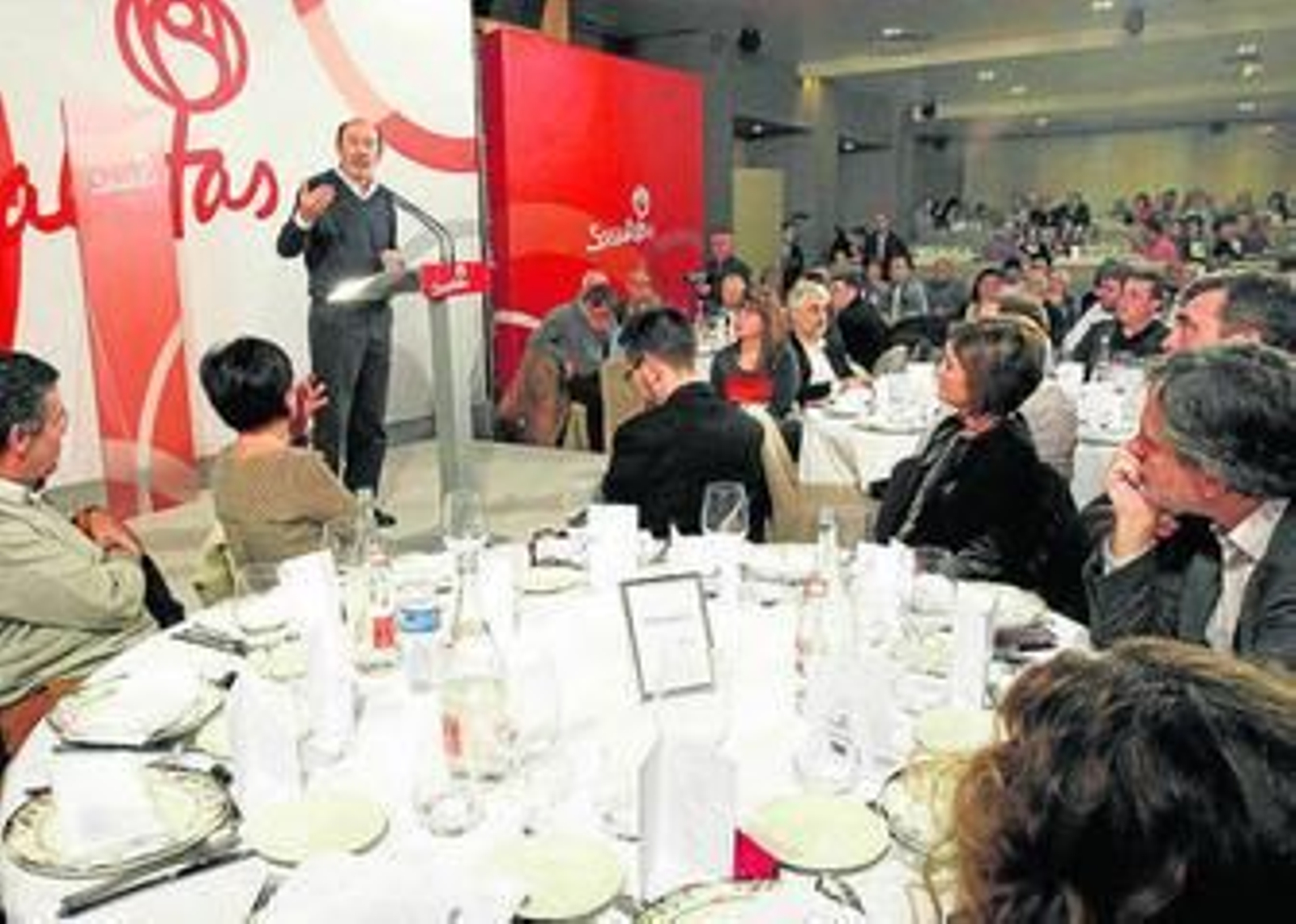 Alfredo Pérez Rubalcaba, ayer al inicio de la comida con los socialistas cántabros con motivo del Año Nuevo.