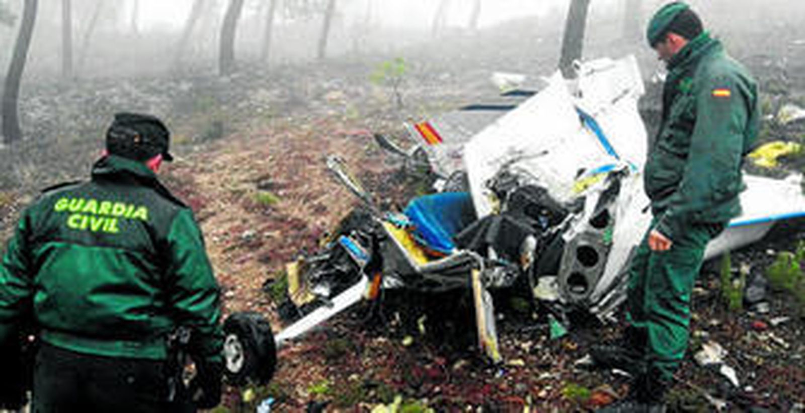 Momento en el que los agentes de la Guardia Civil encontraron el avión siniestrado en la Sierra de Segura.