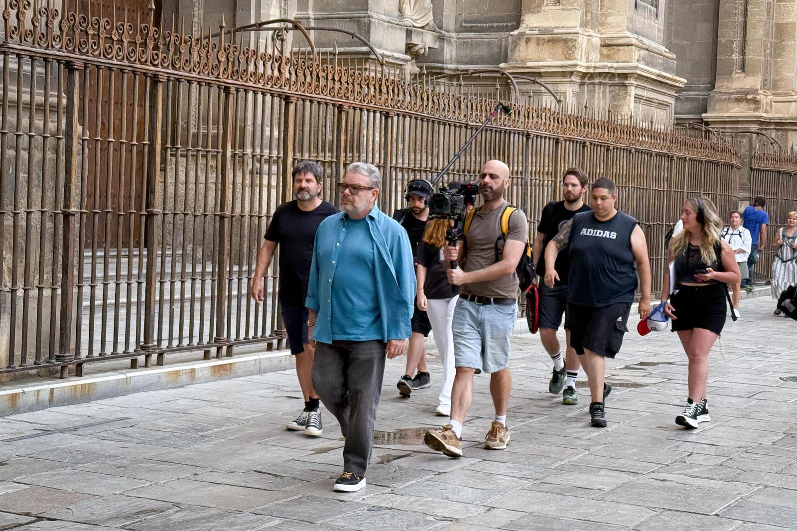 Se ha visto esta mañana al presentador de Pesadilla en la cocina en Granada junto a su equipo de grabación.