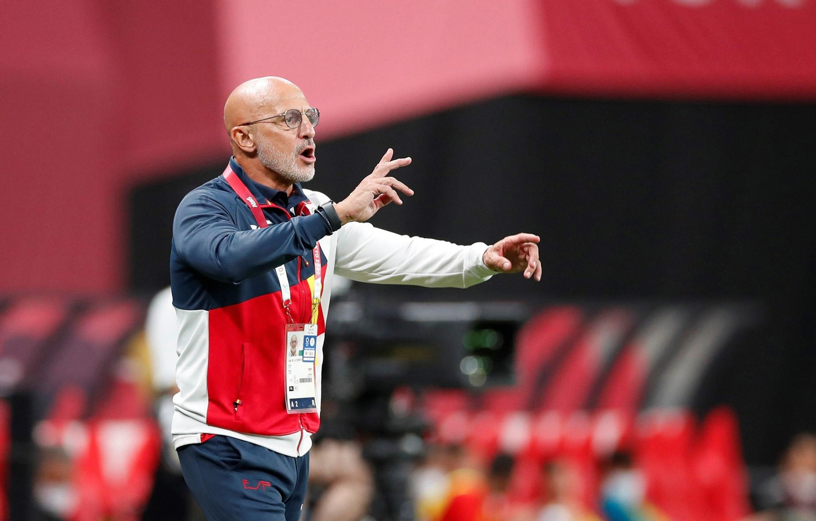 Luis de la Fuente, seleccionador español, da instrucciones durante el partido ante Egipto.