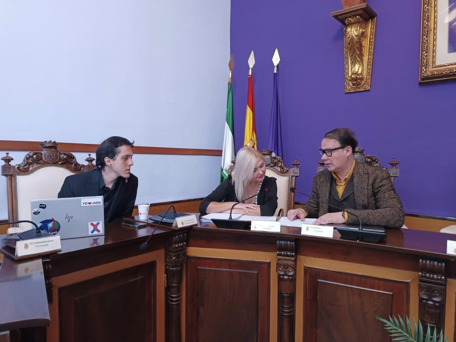 Luis García, María Espejo y Manuel Carlos Vallejo en el pleno.