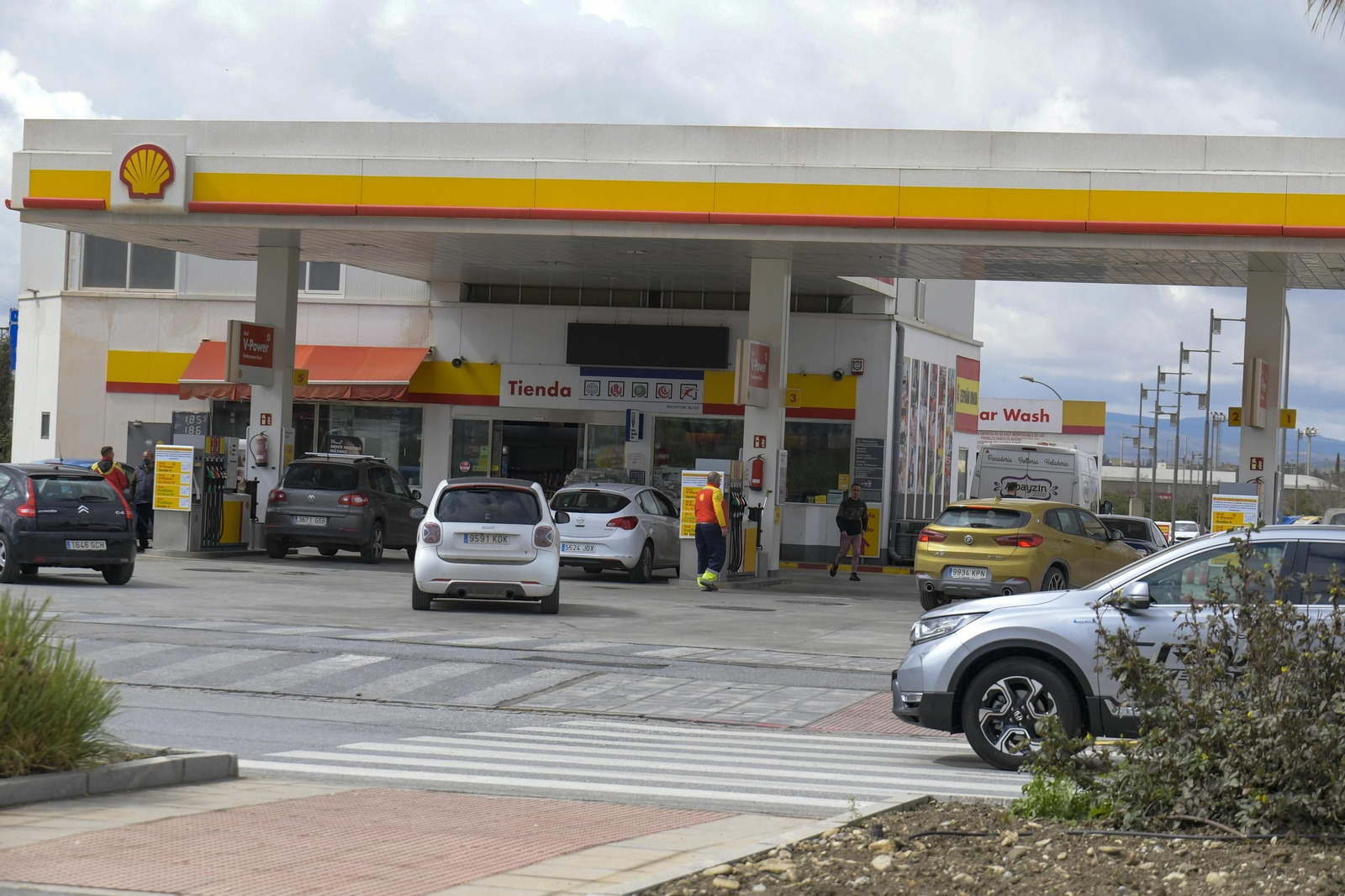 Una estación de servicio. Una estación de servicio.
