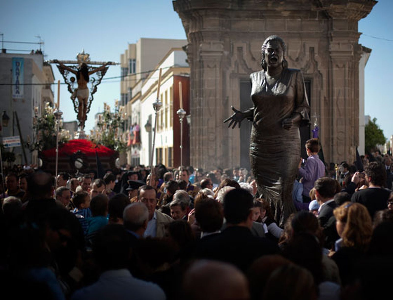 El Cristo de la Expiración pasando por la calle Empedrada junto al monumento de La Paquera.

Foto: Emilio Morenatti