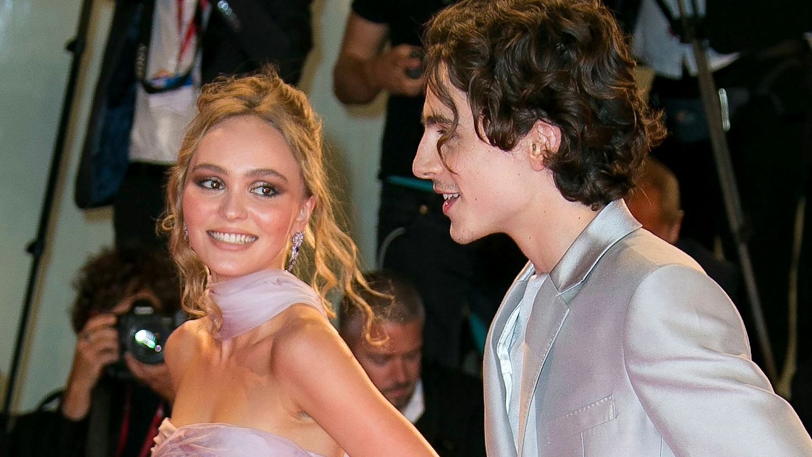 Con su novia, Lily-Rose Depp, hija de Johnny Depp.