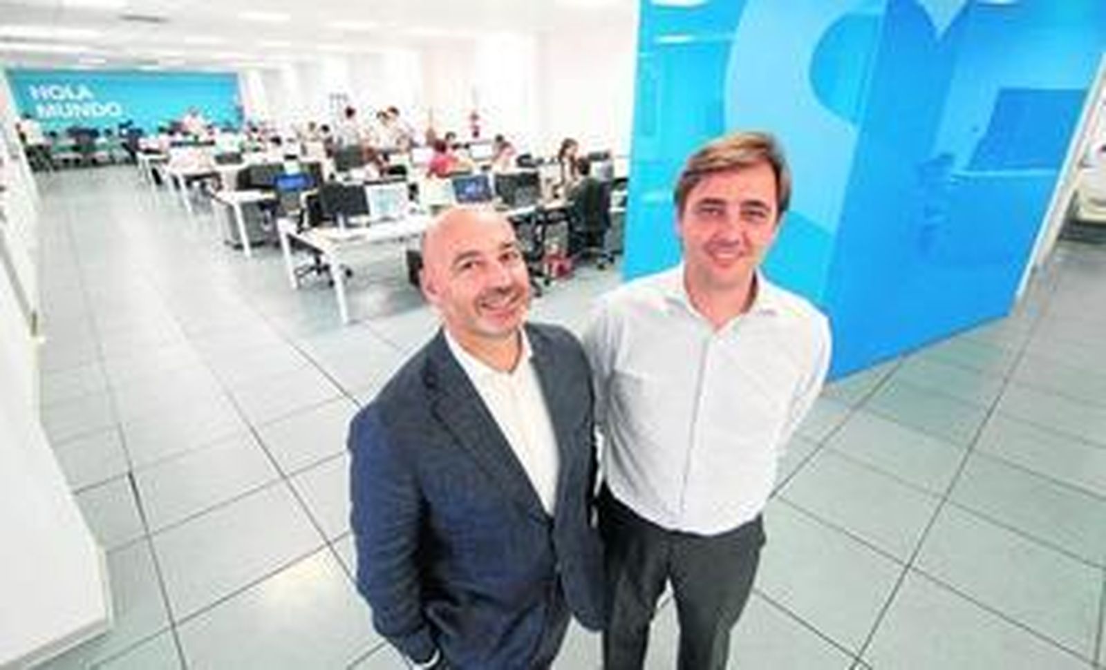 Rafael Selma y Tomás García-Figueras, socios directores de SDOS, en la oficina de la empresa tecnológica en Sevilla.