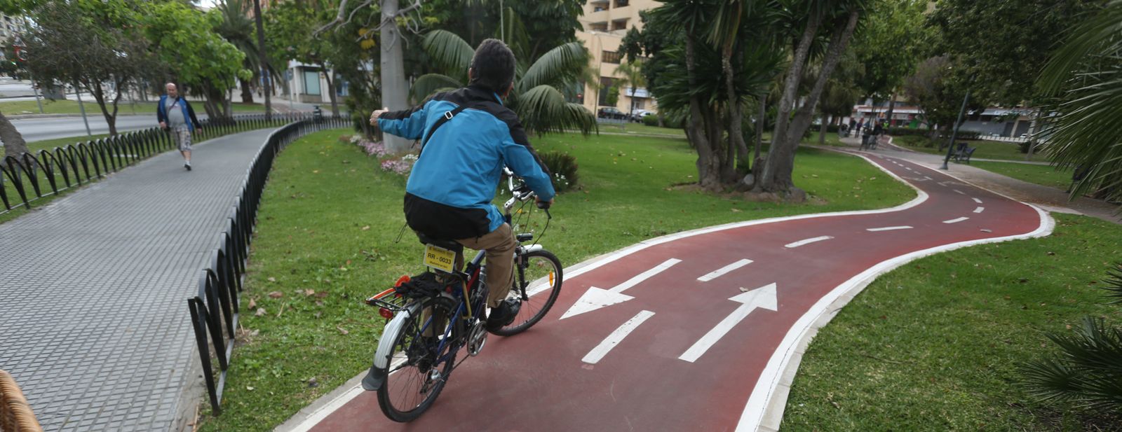 Un ciudadano por una de los carriles bicis de la capital.