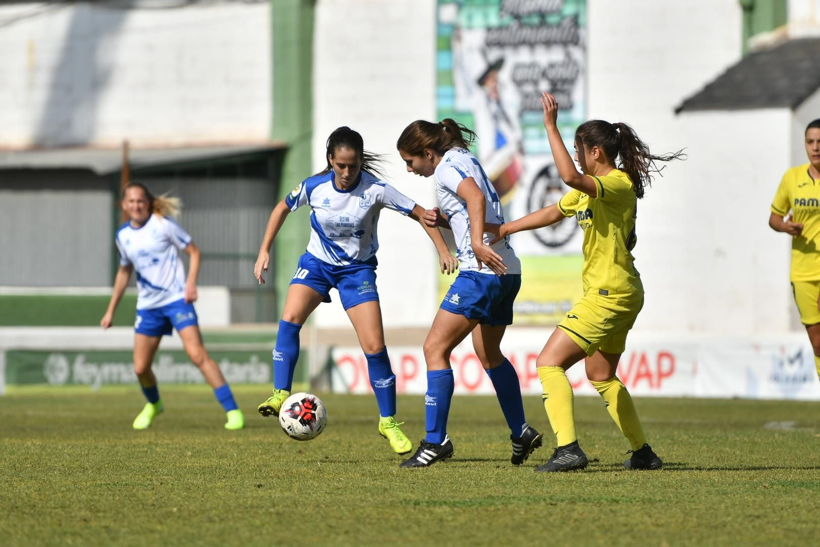 Dos jugadoras del Pozoalbense protegen el balón ante la presión de una jugadora del Villarreal.