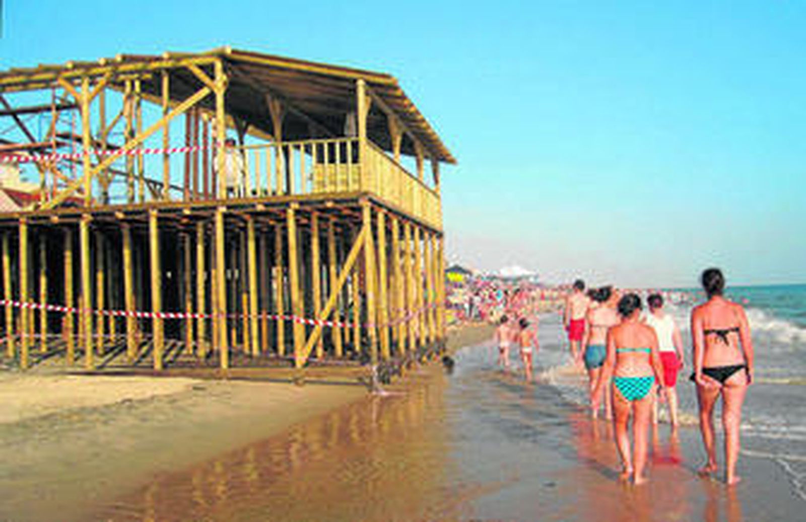 Bañistas en la playa de Matalascañas.
