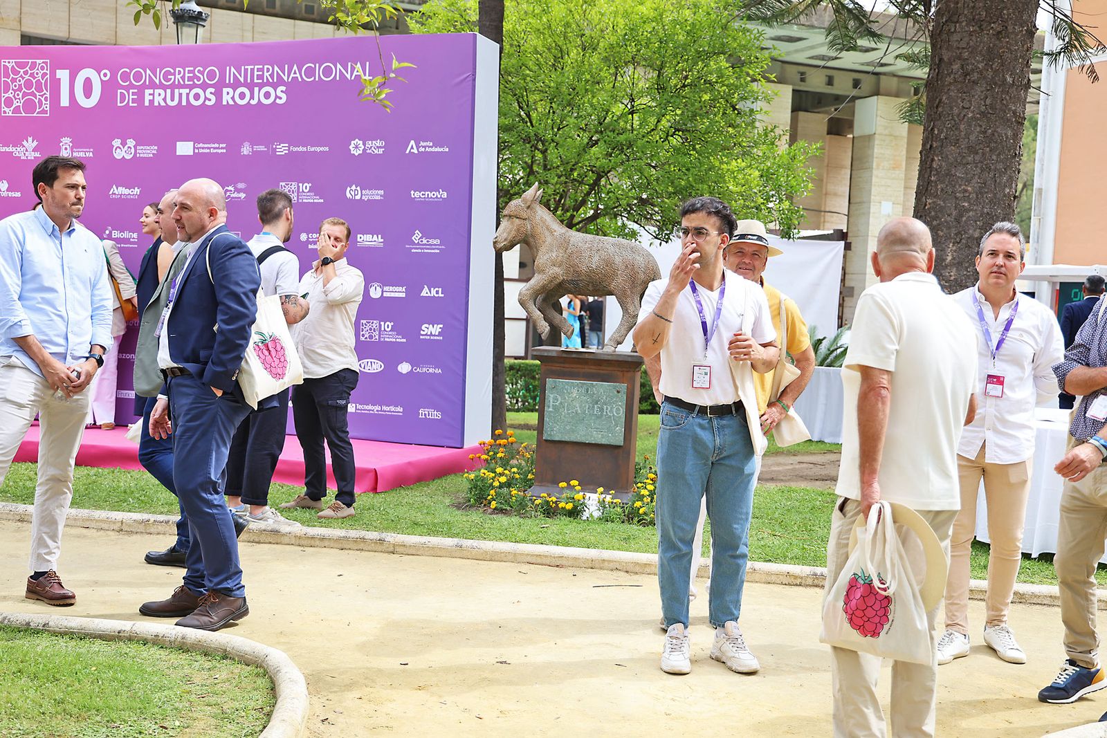 Imágenes del ambiente en el X Congreso de Frutos Rojos de Huelva