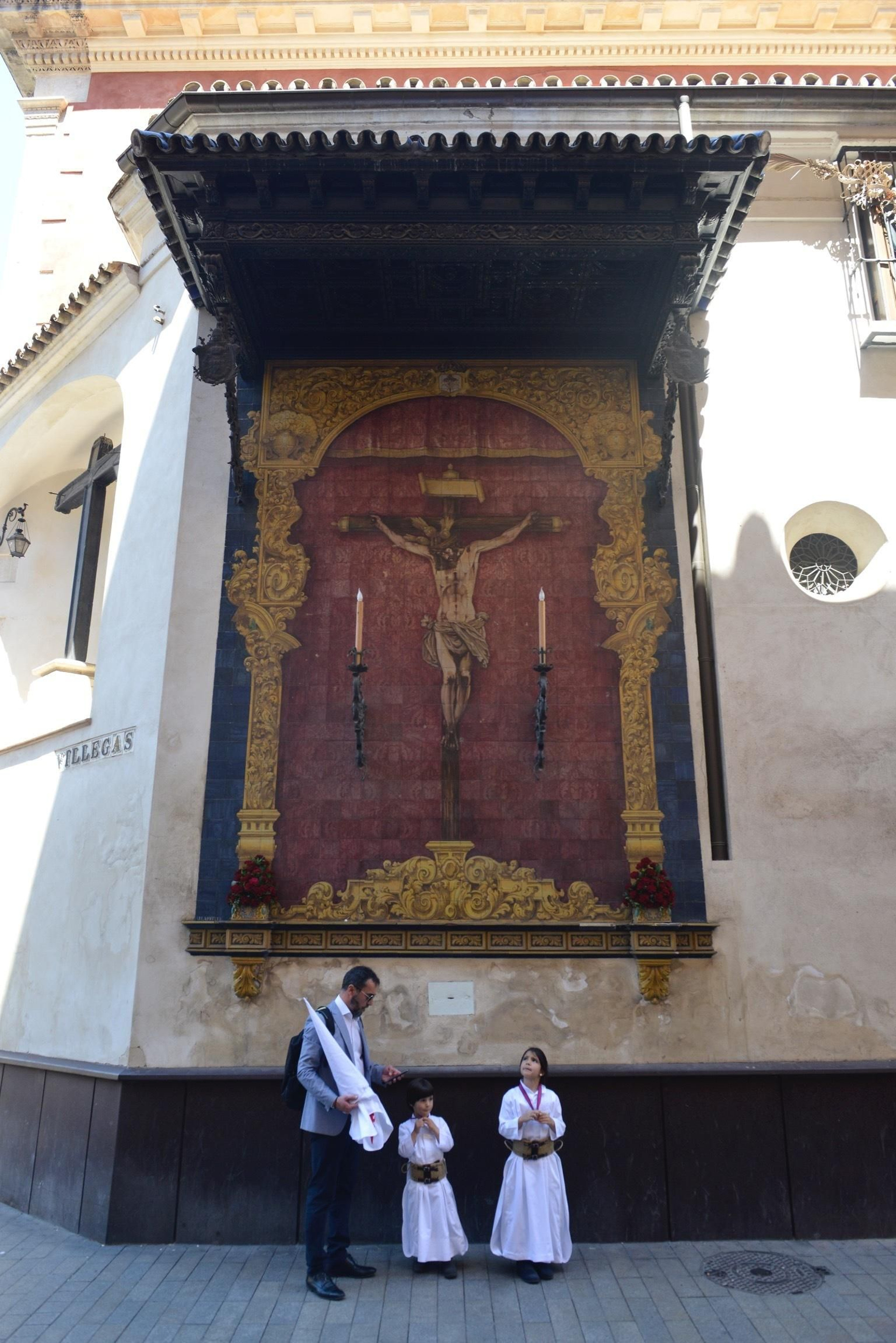 Varios nazarenos de la Borriquita