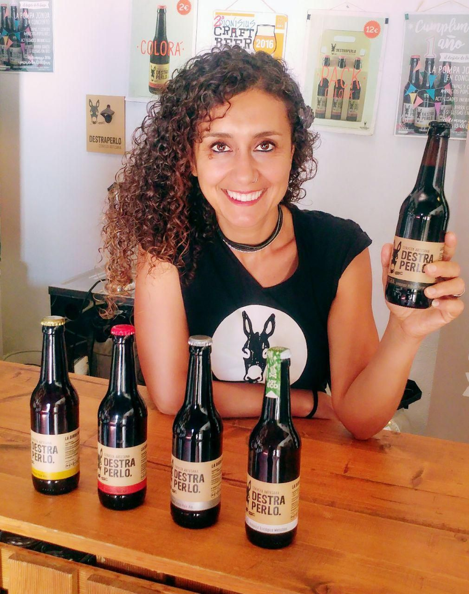 La representante comercial de Destraperlo, Marianna Zungri, con una de las cervezas artesanas de la marca jerezana.