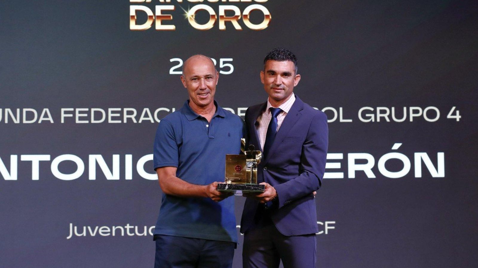 El gaditano Antonio Calderón, entrenador del Juventud Torremolinos, recogió su galadón en la I Gala Banquillo de Oro. El gaditano Antonio Calderón, entrenador del Juventud Torremolinos, recogió su galadón en la I Gala Banquillo de Oro.