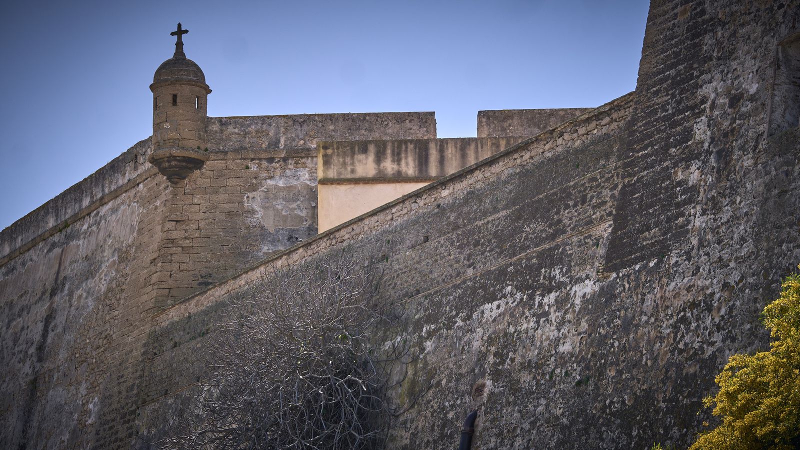Zona de muralla junto a la estación de tren de  Adif.
