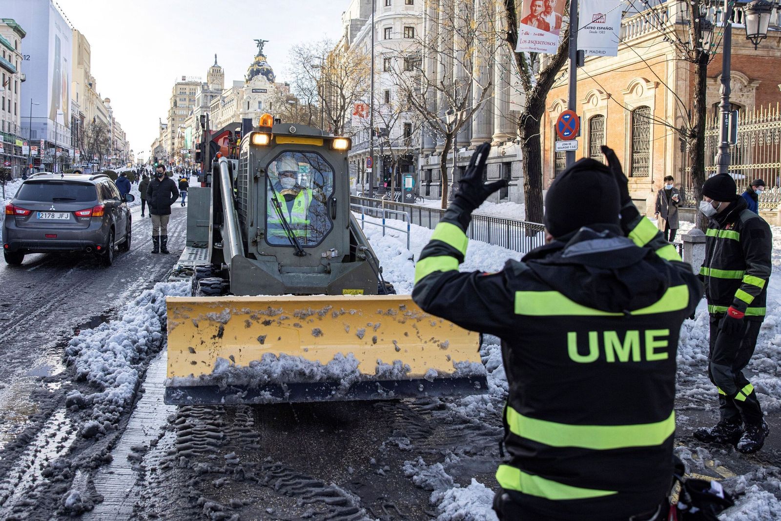 Efectivos de la UME retiran nieve en el centro de Madrid.