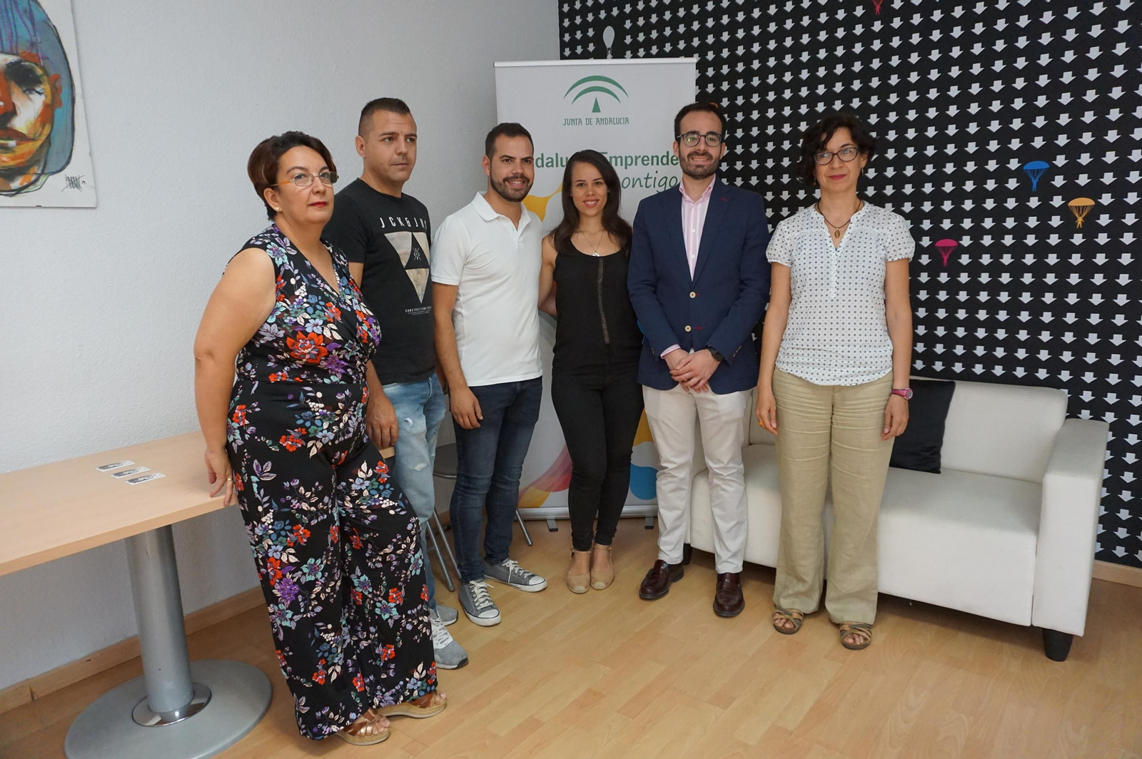 Ángel Herrador, el segundo por la derecha, durante su visita al Proyecto Lunar.