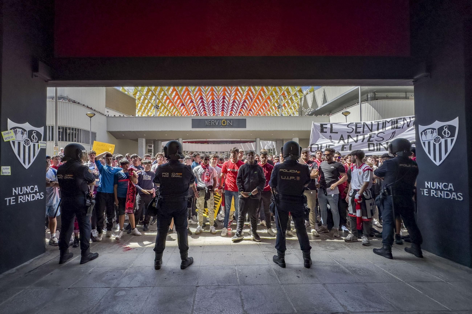 La Policía Nacional controla a aficionados sevillistas en una de sus protestas en el Sánchez-Pizjuán. La Policía Nacional controla a aficionados sevillistas en una de sus protestas en el Sánchez-Pizjuán.