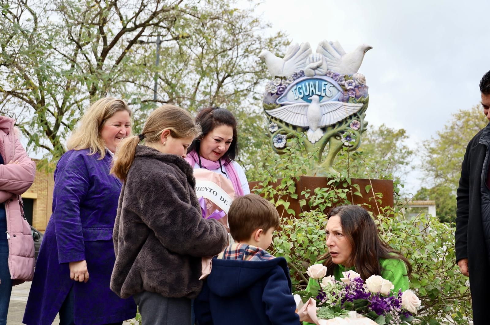 Loles López participa en el acto por el 8M en Villarrasa.