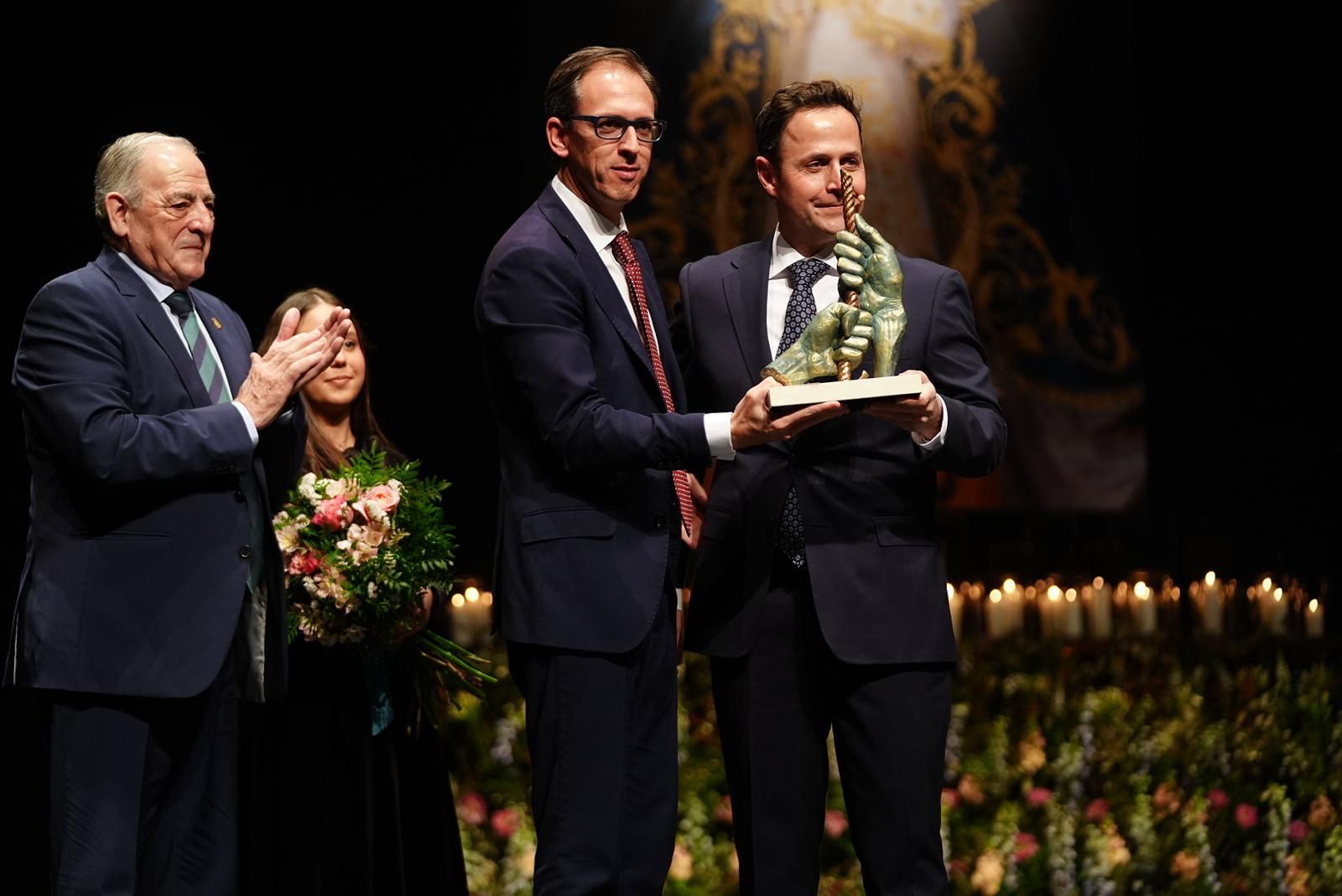 El alcalde entrega un obsequio al pregonero, José Antonio Rísquez.