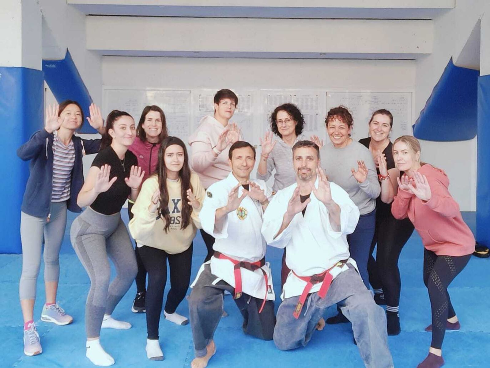 Participantes y profesorado del anterior taller de defensa personal para mujeres en Rincón de la Victoria