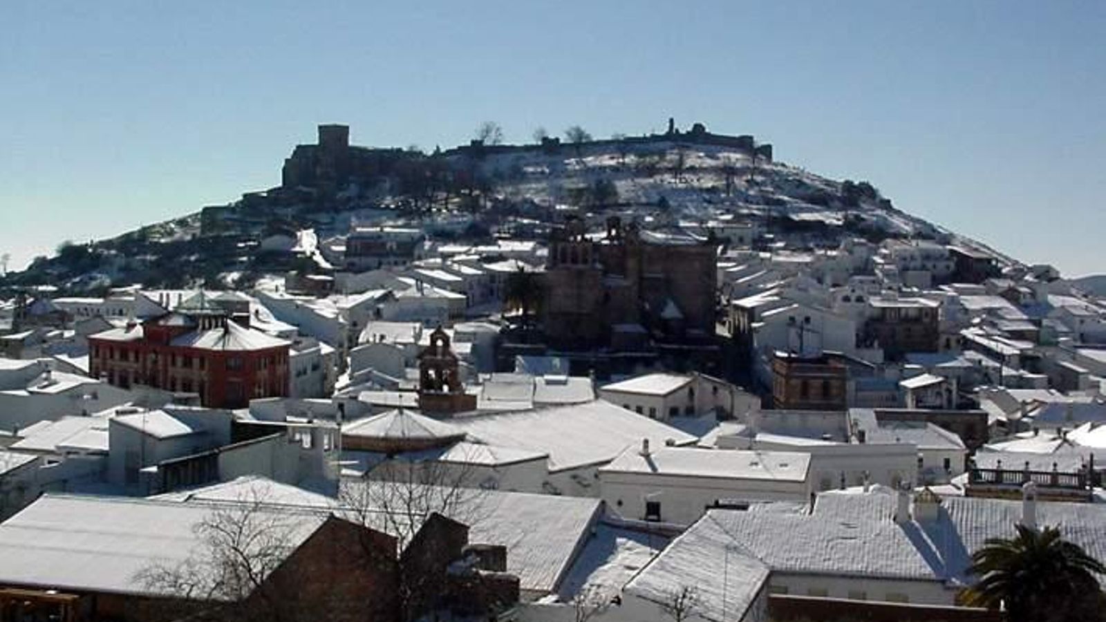 Aracena cubierta por un blanco manto de nieve en 2006.