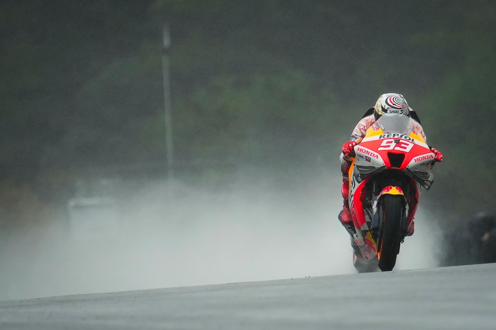 Marc Márquez rueda con la Honda bajo la lluvia.