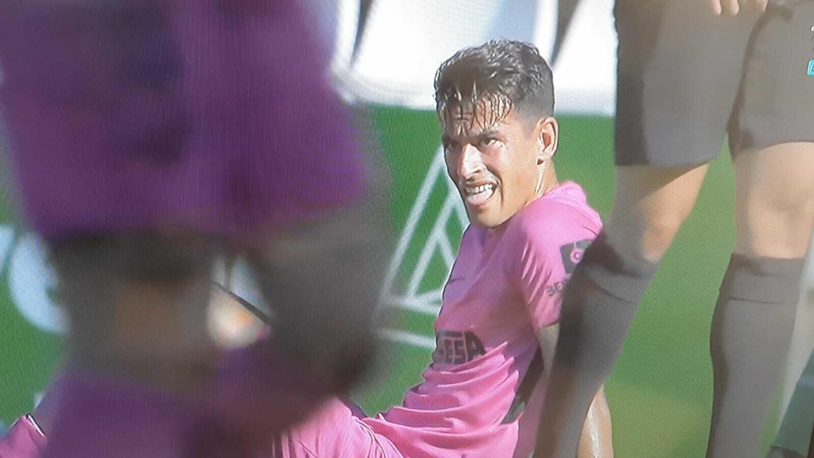 Luis Hernández, lesionado en el Racing-Málaga. Luis Hernández, lesionado en el Racing-Málaga.