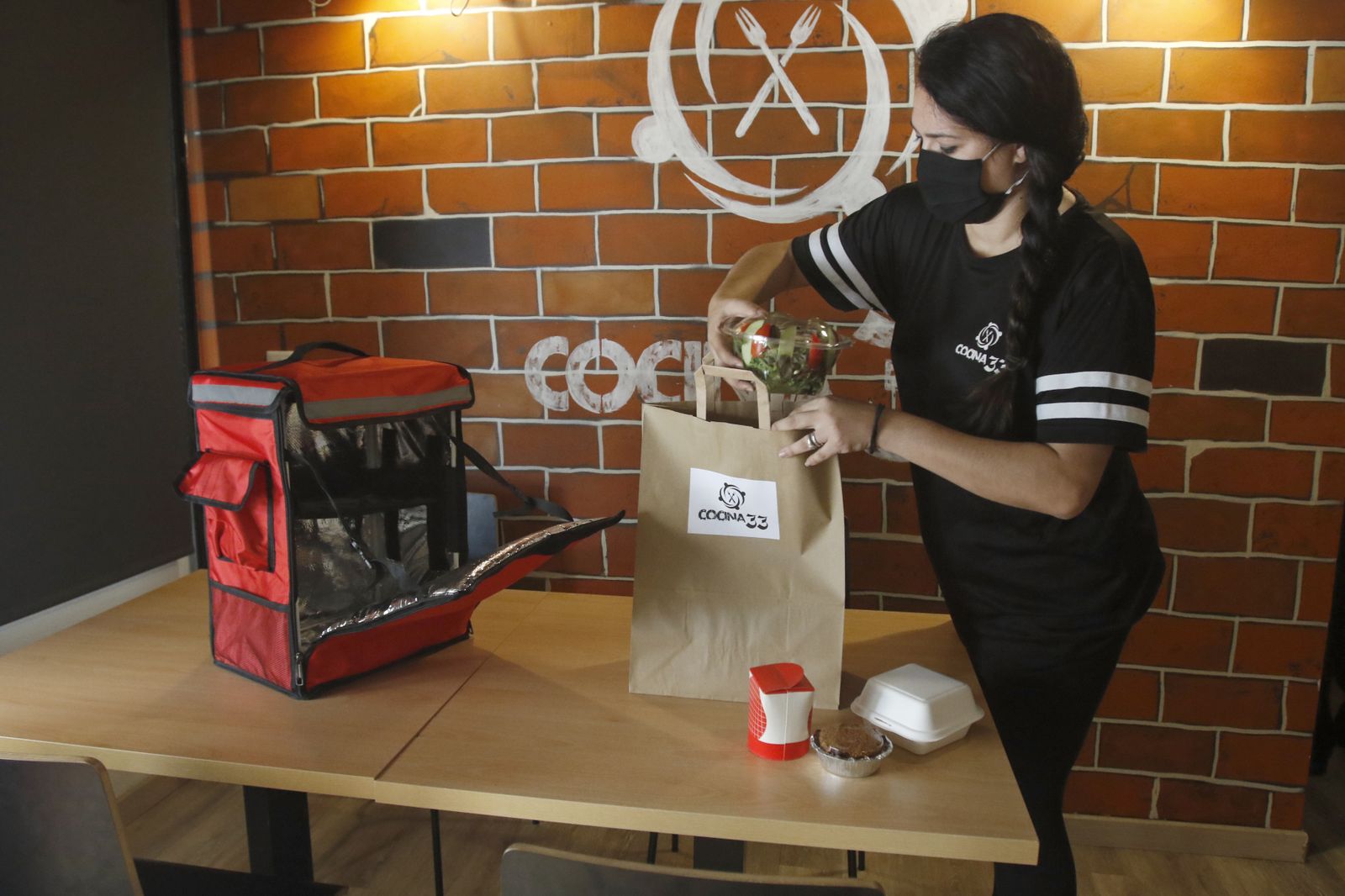 Una camarera prepara uno de los pedidos a domicilio en un restaurante de Córdoba