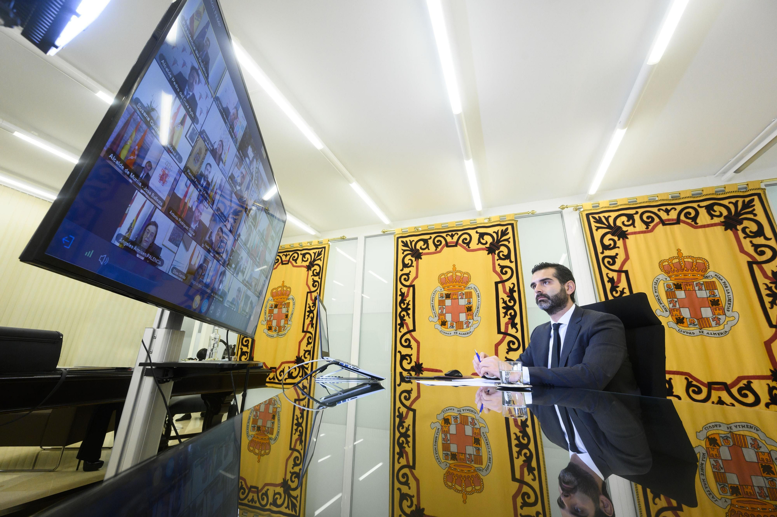 Videoconferencia del alcalde de Almería con Pedro Sánchez.