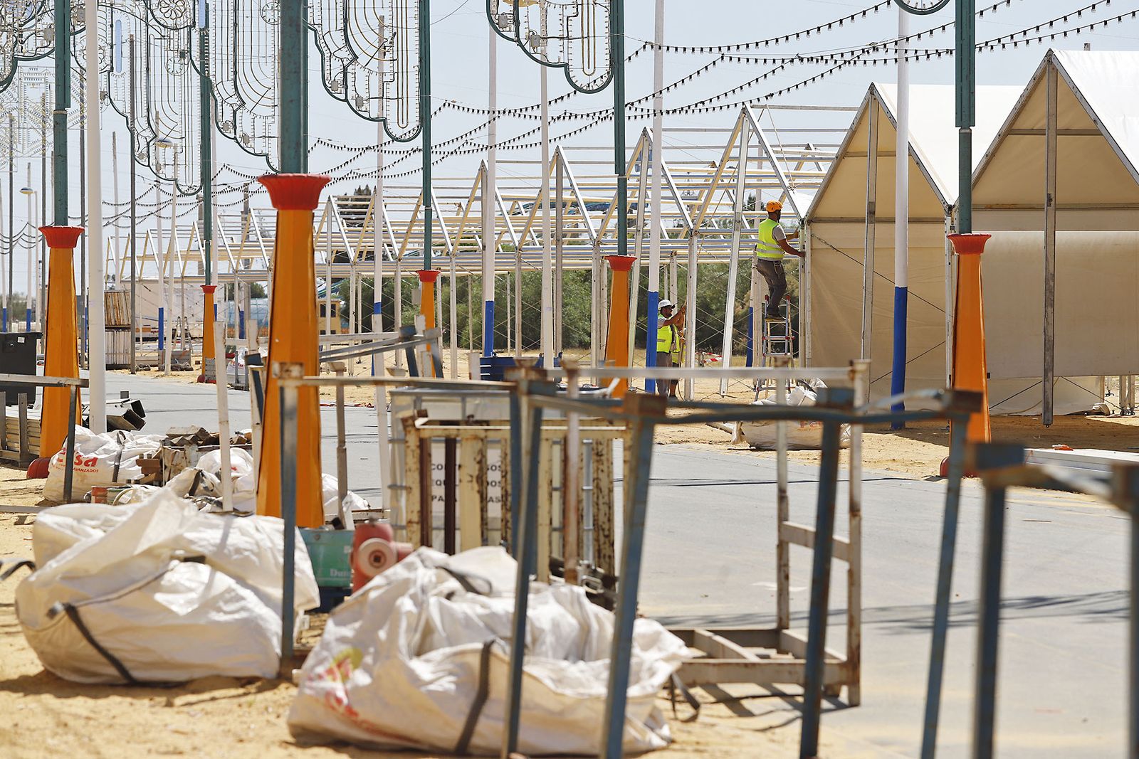 Visita al recinto ferial para supervisar los preparativos de cara a la celebración de las Fiestas Colombinas 2023