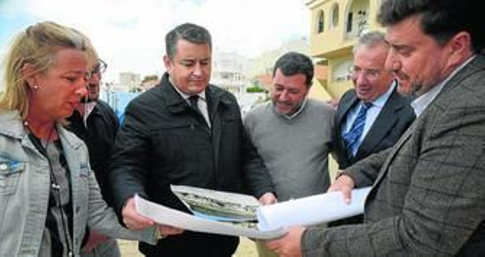 Antonio Sanz, acompañado por responsables provinciales y municipales durante su visita a la playa en la tarde de ayer. Antonio Sanz, acompañado por responsables provinciales y municipales durante su visita a la playa en la tarde de ayer.
