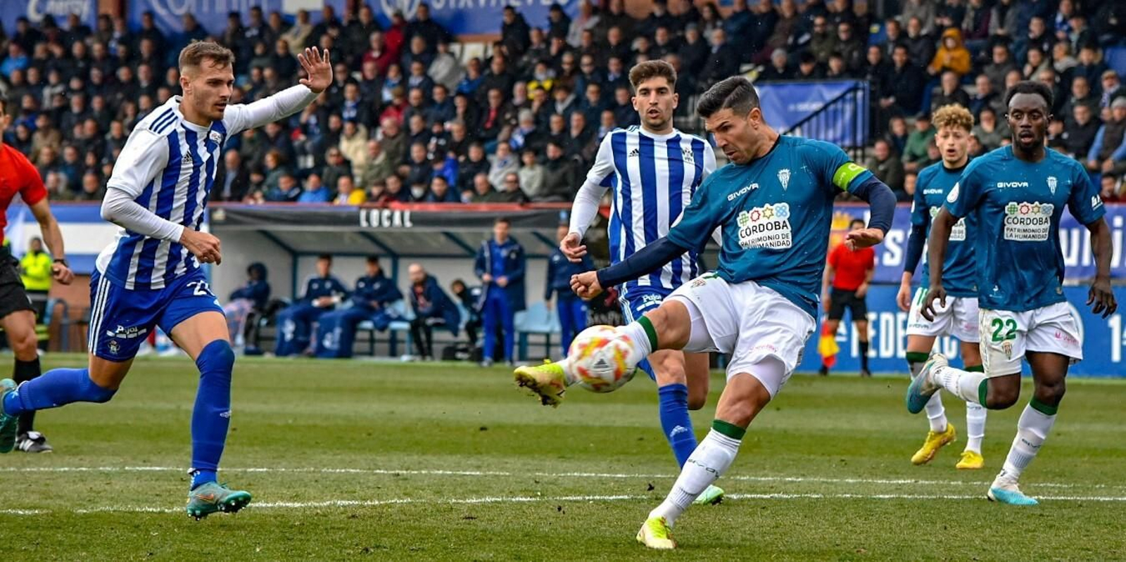 Willy Ledesma remata a portería en el Talavera - Córdoba CF del pasado domingo.