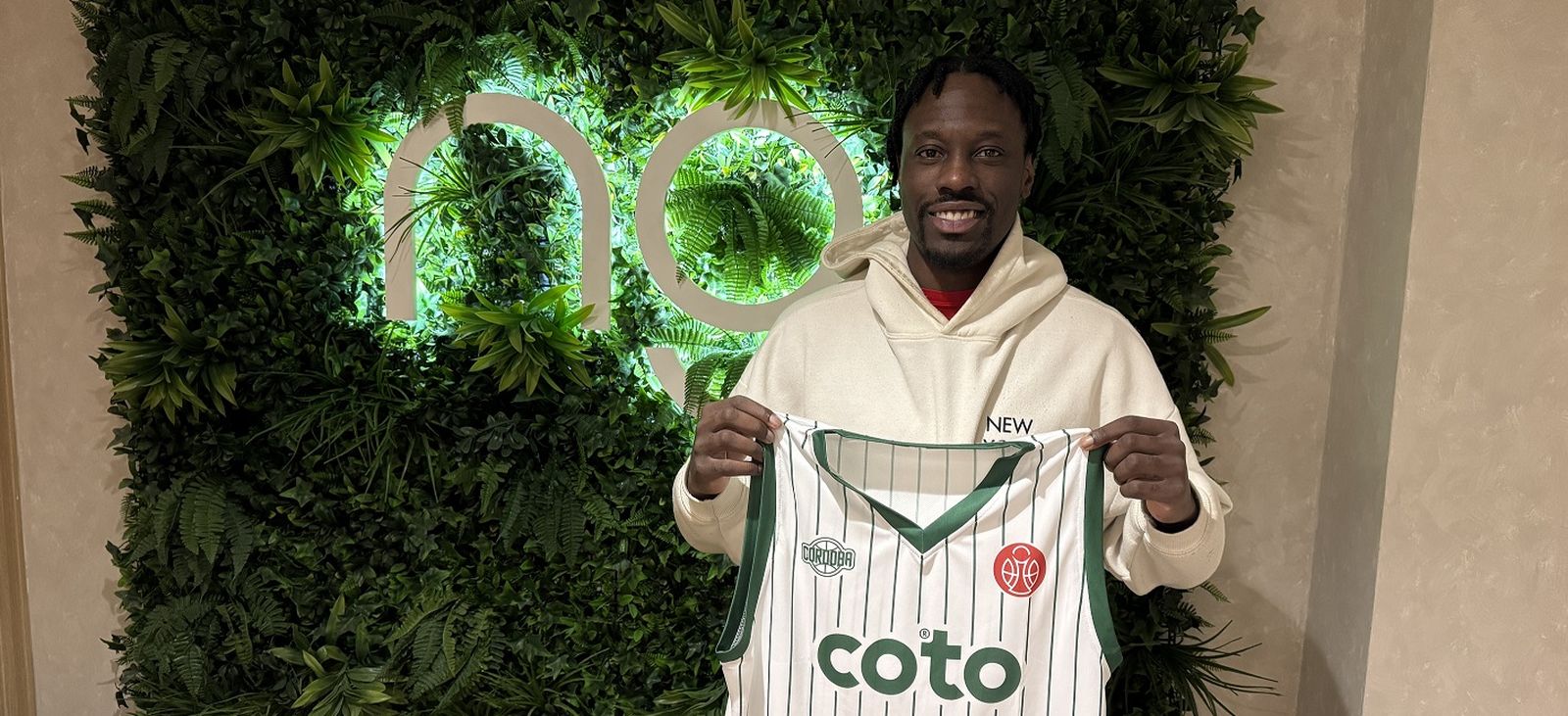 Rollins posa con la camiseta blanquiverde durante su presentación.