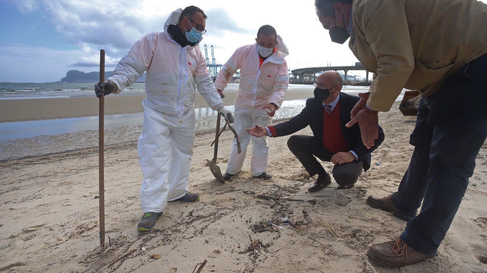 Restos de combustible del AM Ghent en Algeciras