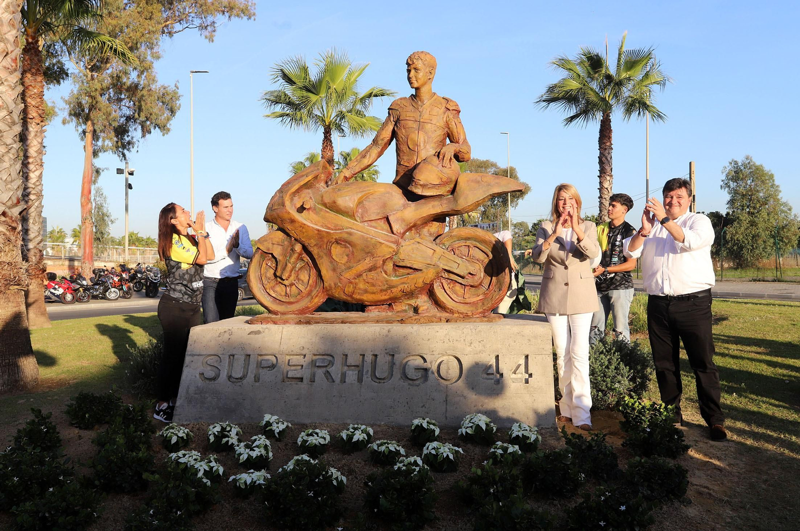Imágenes del monumento a Súper Hugo en la rotonda frente al Nuevo Colombino