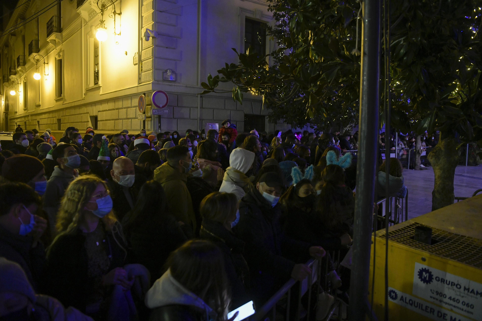 Así fue la Nochevieja 2021 en Granada, en imágenes: uvas en una Plaza del Carmen vallada y ambiente de fiesta en la calle