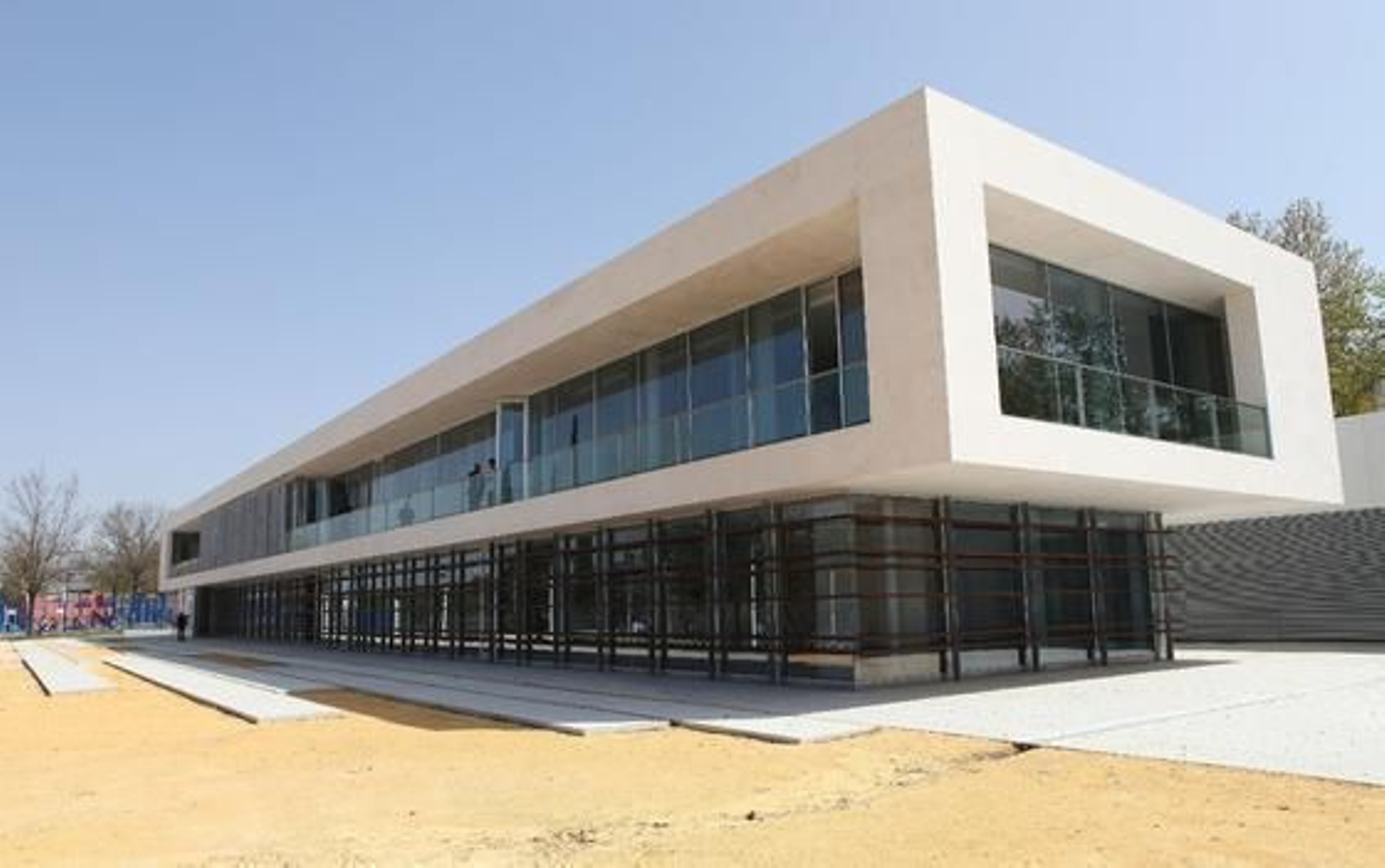 Una de las fachadas de la biblioteca.  Foto: José Ángel García