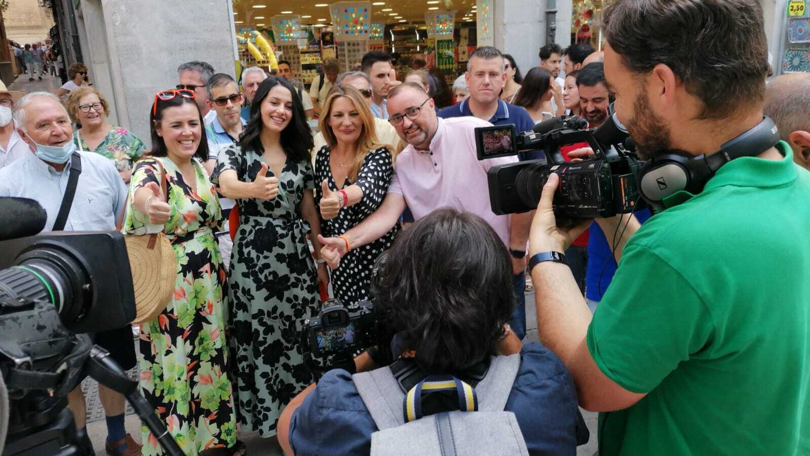 Inés Arrimadas y Concha Insúa, en la zona por donde transcurre la Tarasca.