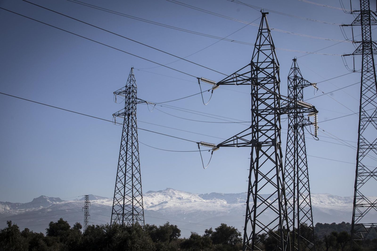 Subestación eléctrica y torres de alta tensión.