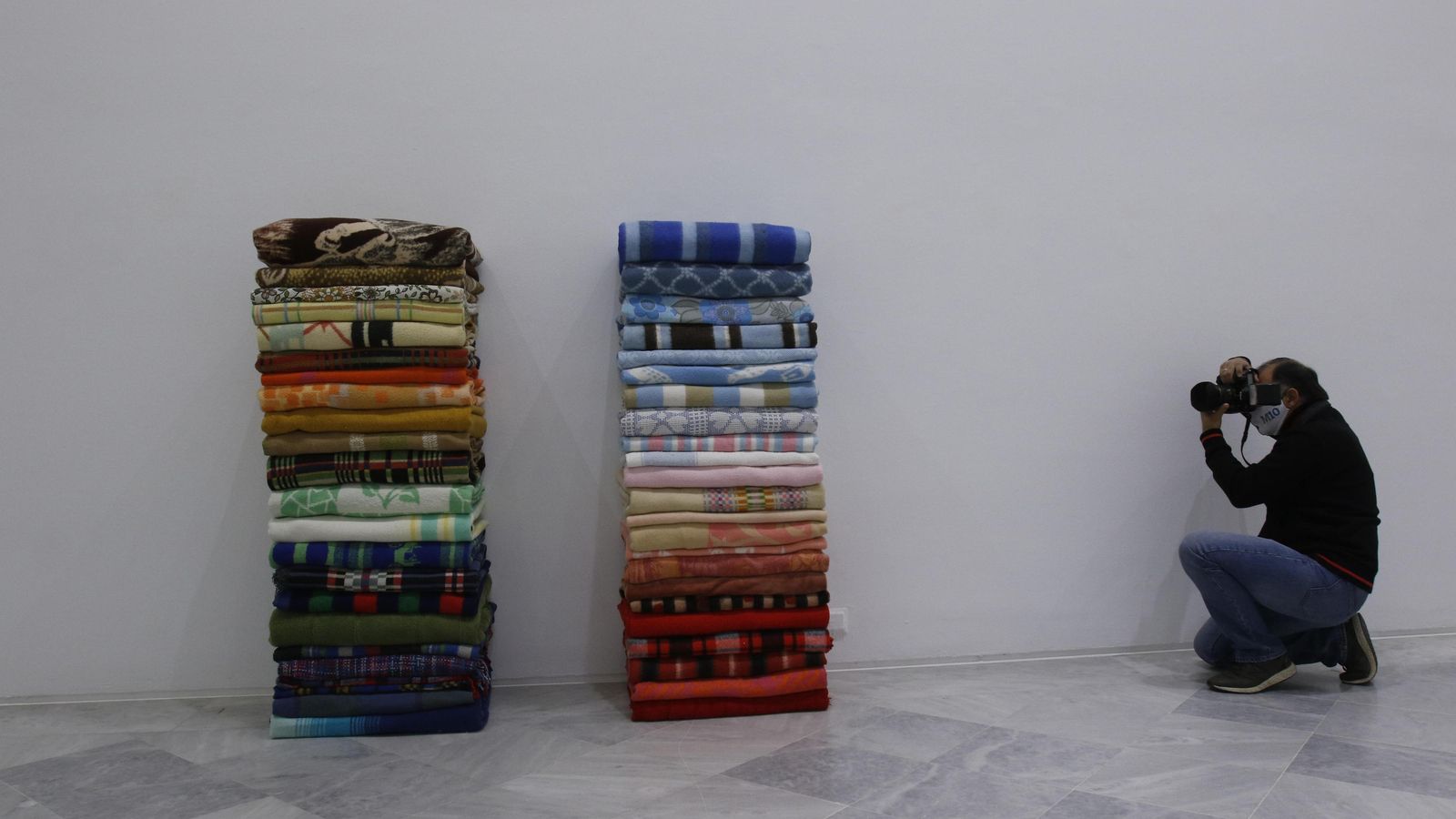 El arte textil de Irene Infantes emplea lana y borra de colchones antiguos.