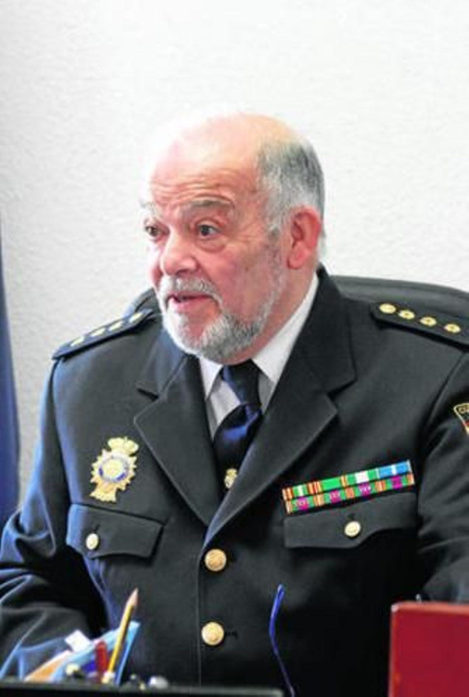 Ángel Lozano, ayer en su despacho de la comisaría linense.