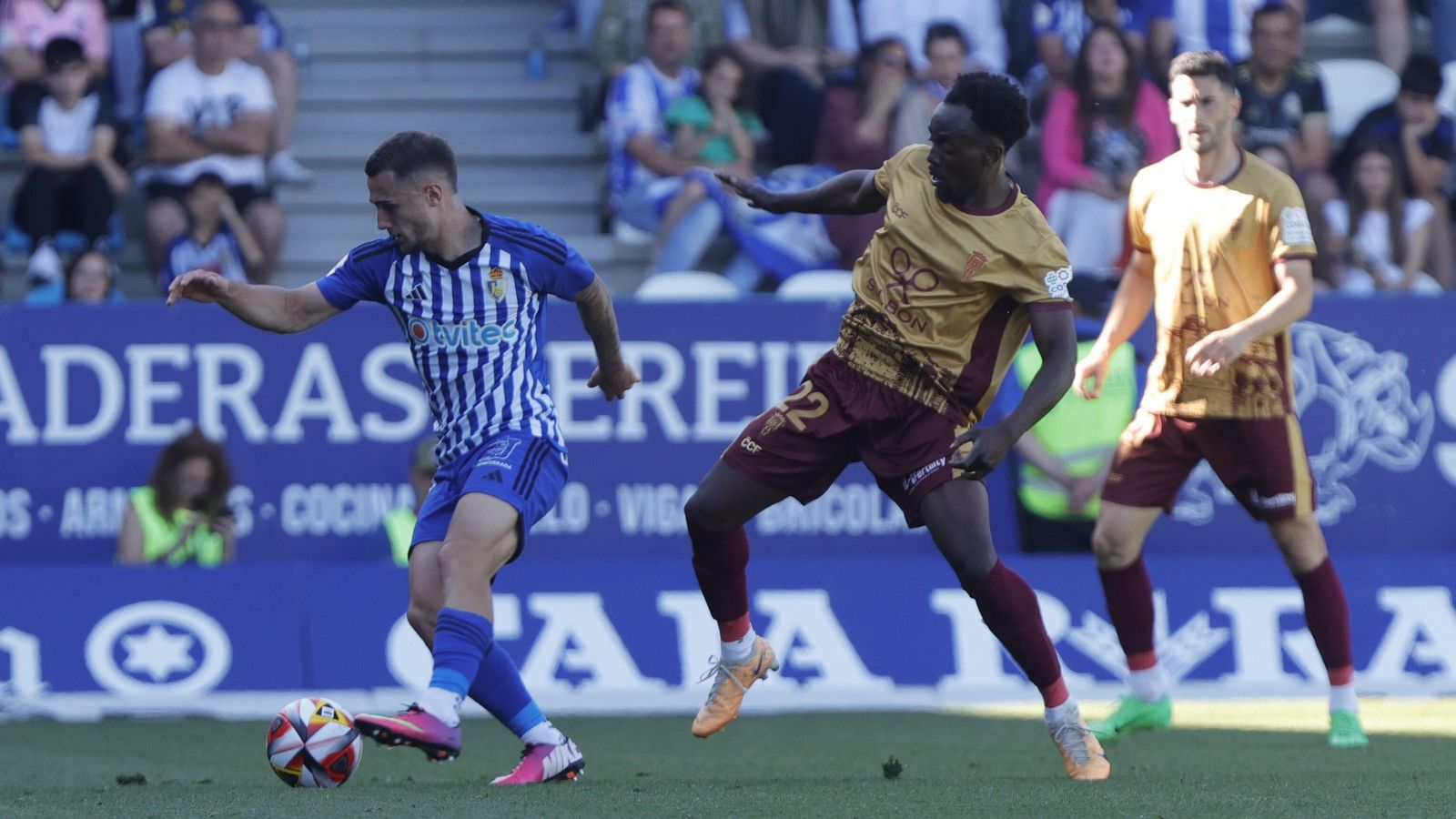 Diarra intenta robar el balón en el Ponferradina - Córdoba CF disputado en El Toralín.