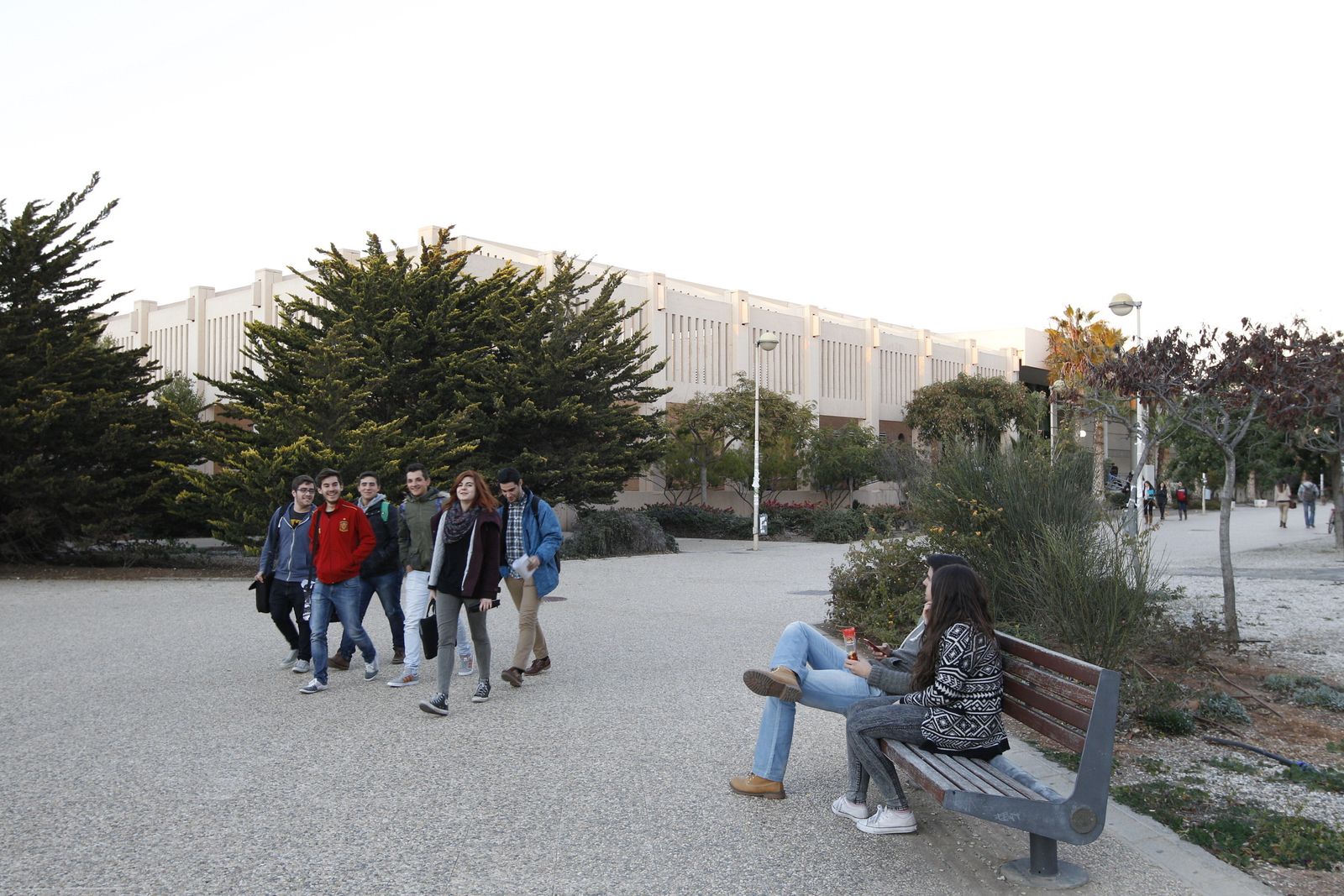 Estudiantes por el campus de la Universidad de Almería.