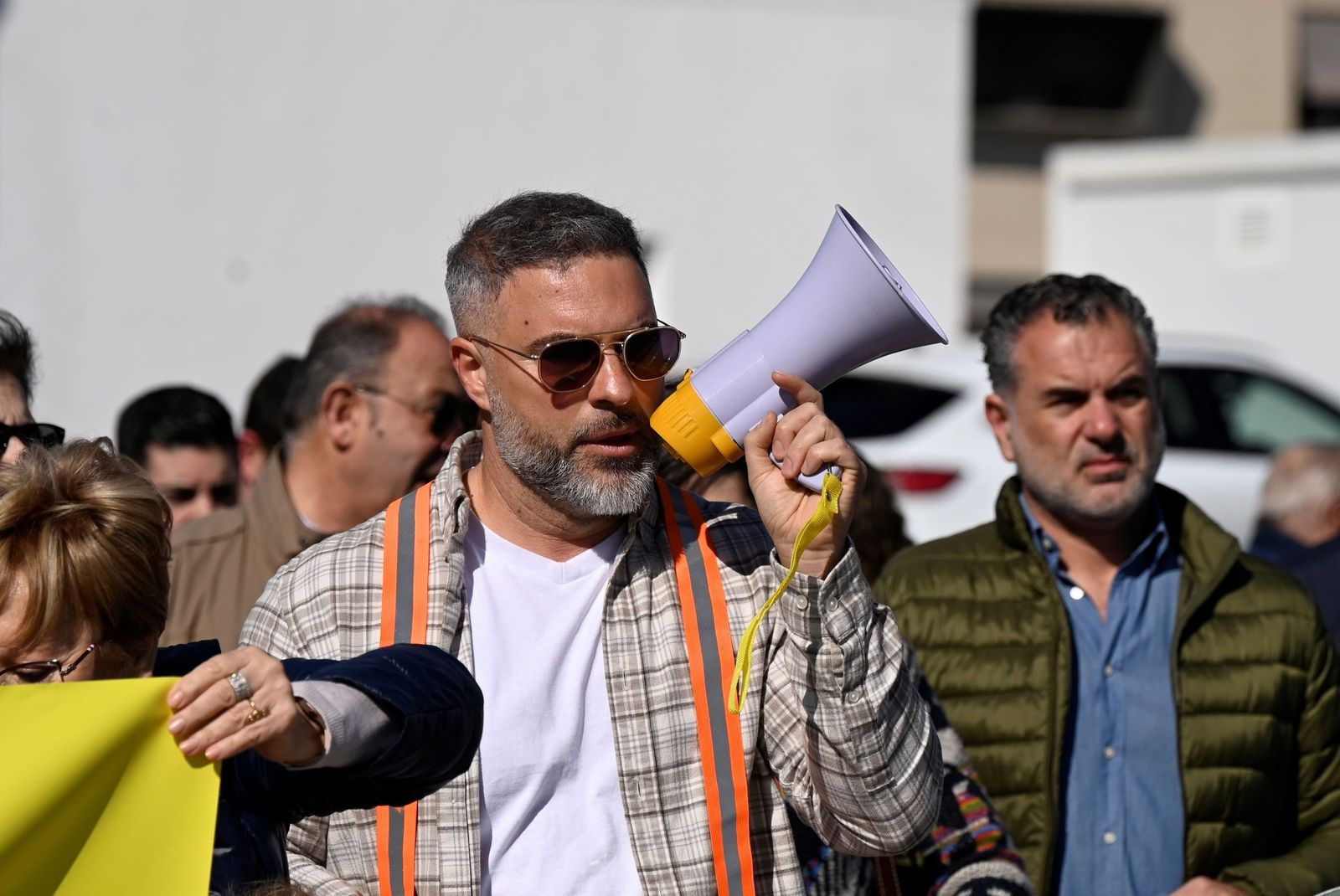 Las imágenes de la concentración de los vecinos de Turruñuelos por una pasarela peatonal sobre la ronda de Poniente