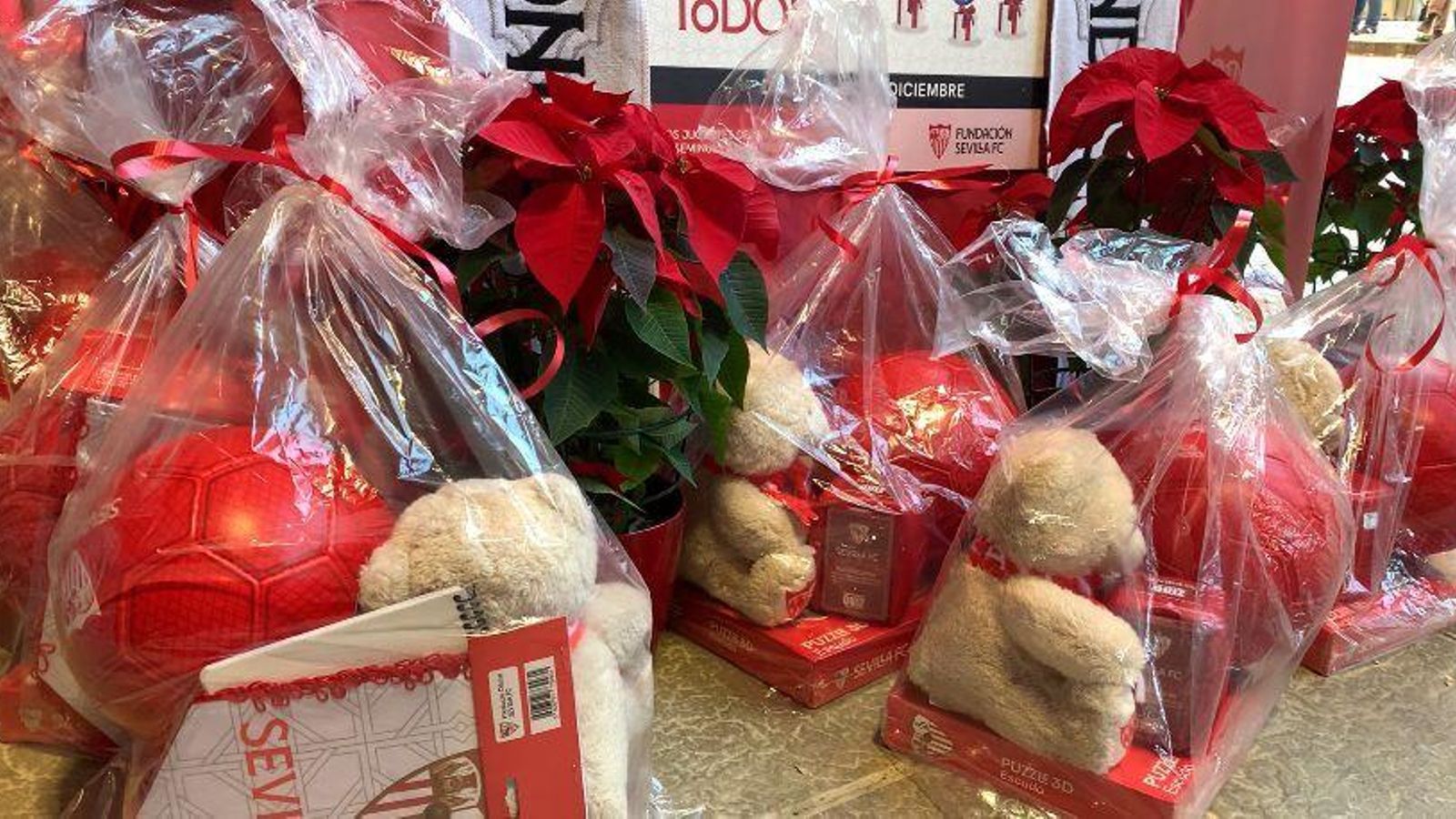 Artículos donados por la Fundación del Sevilla FC para la recogida de juguetes