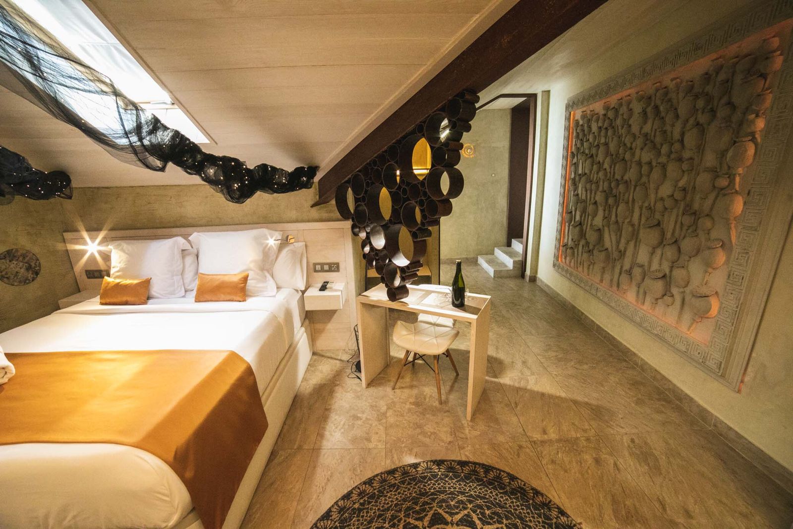 La habitación Hypnos es una junior suite con cama King Size y dedicada al dios del sueño