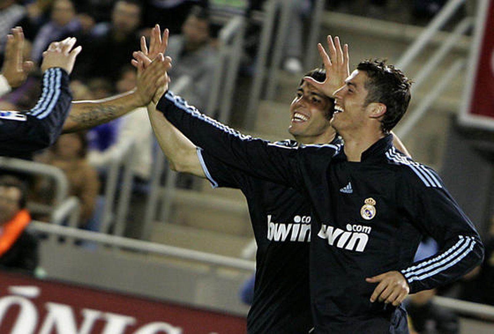 Los de Pellegrini golean al Tenerife en el Heleliodoro Rodríguez López con goles de Higuaín (dos), Kaká, Ronaldo y Raúl. / AFP · EFE · Reuters